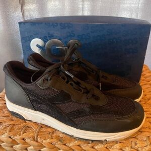 SAS black and white 9 1/2 NWT 
Tour Mesh Nova